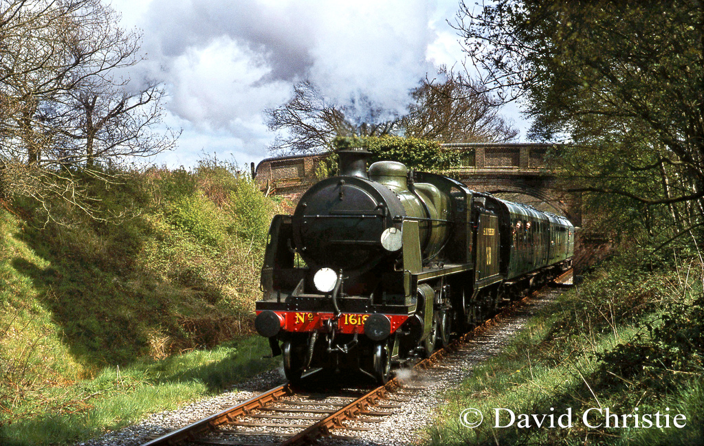 This image has an empty alt attribute; its file name is 31618-at-Freshfield-Bank-on-the-Bluebell-Railway-May-1982.jpg