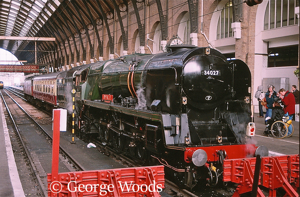 34027 Taw Valley at Kings Cross - February 1999.jpg
