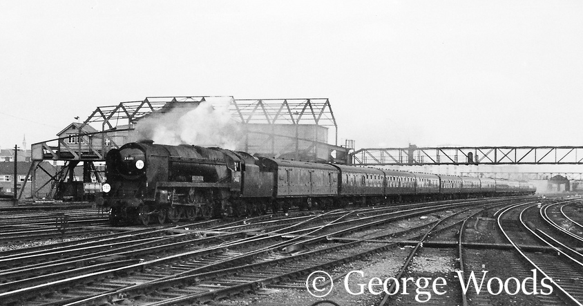 34101 Hartland at Clapham Junction - October 1965.jpg