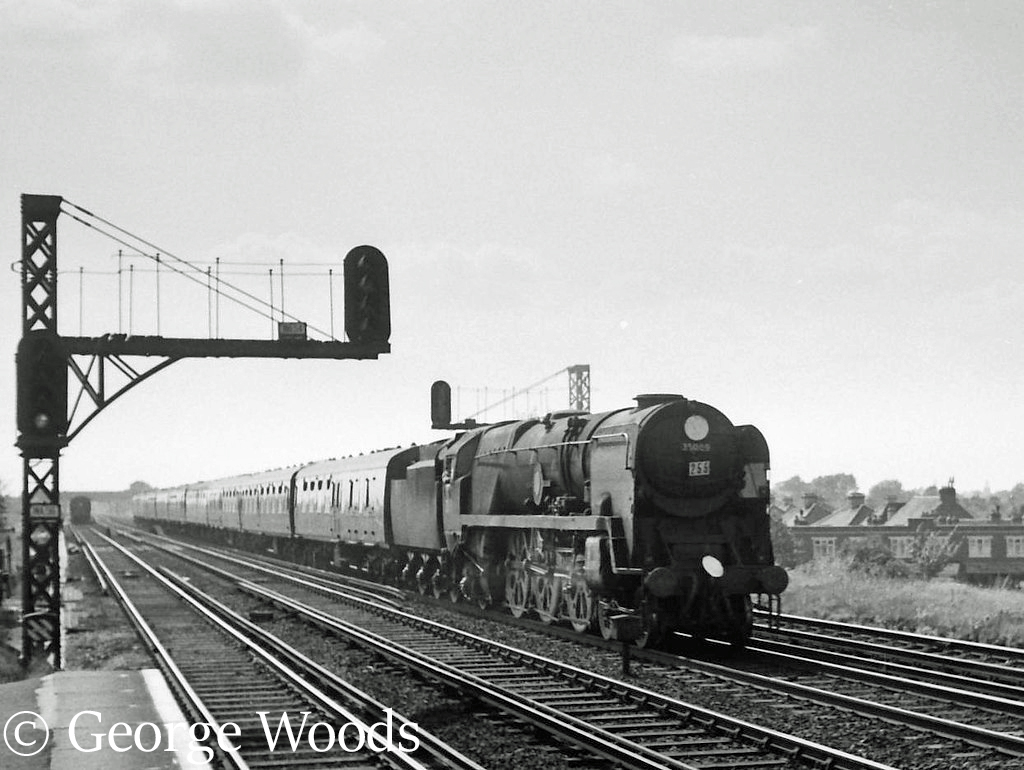 35009 Shaw Savill at Raynes Park - July 1964.jpg