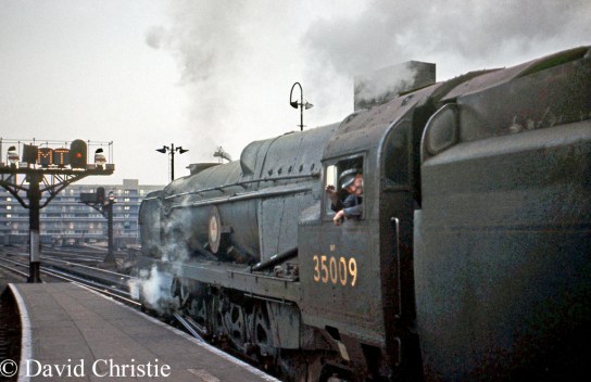 35009 Shaw Savill at Waterloo - June 1963.jpg