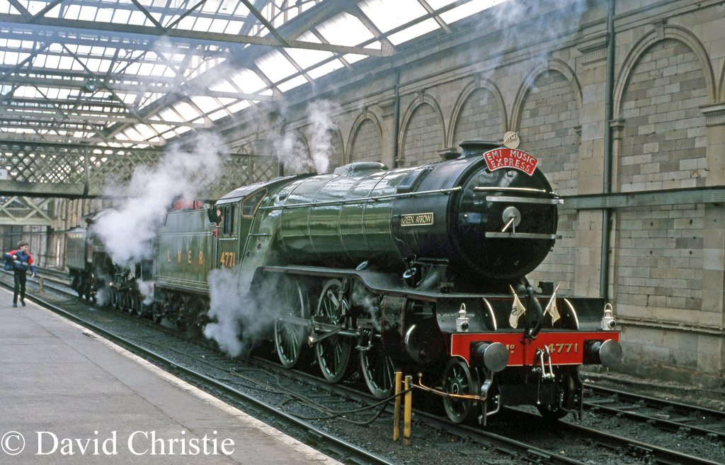60800 Green Arrow in front of 92220 Evening Star at Edinburgh Waverley - April 1986.jpg