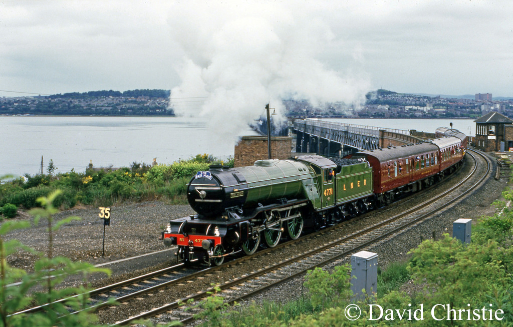 60800 Green Arrow leaving Tay Bridge - June 1987.jpg