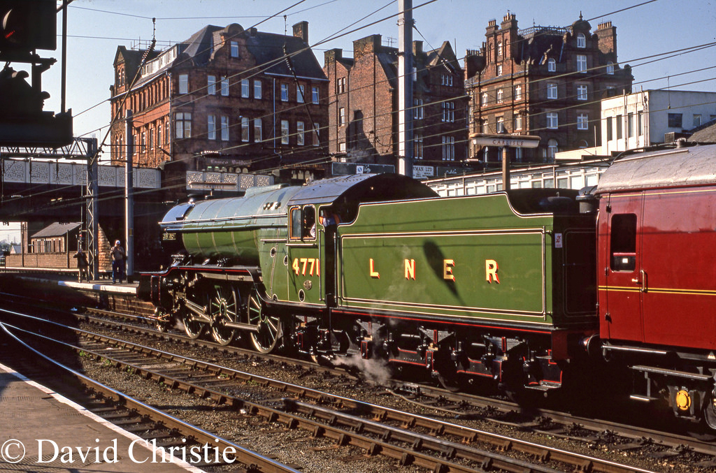 60800 Green arrow at Carlisle - May 1989.jpg