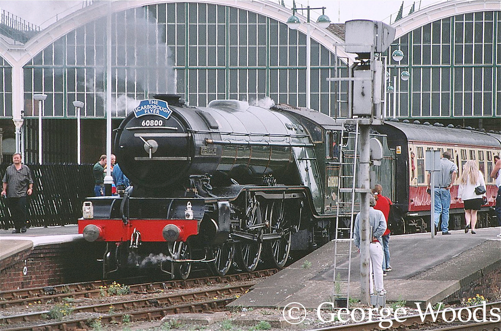 60800 Green arrow at Hull - September 1999.jpg