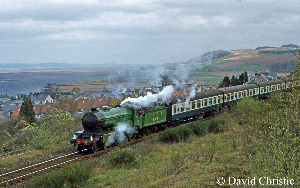 62712 Morayshire passing Newburgh - April 1981.jpg