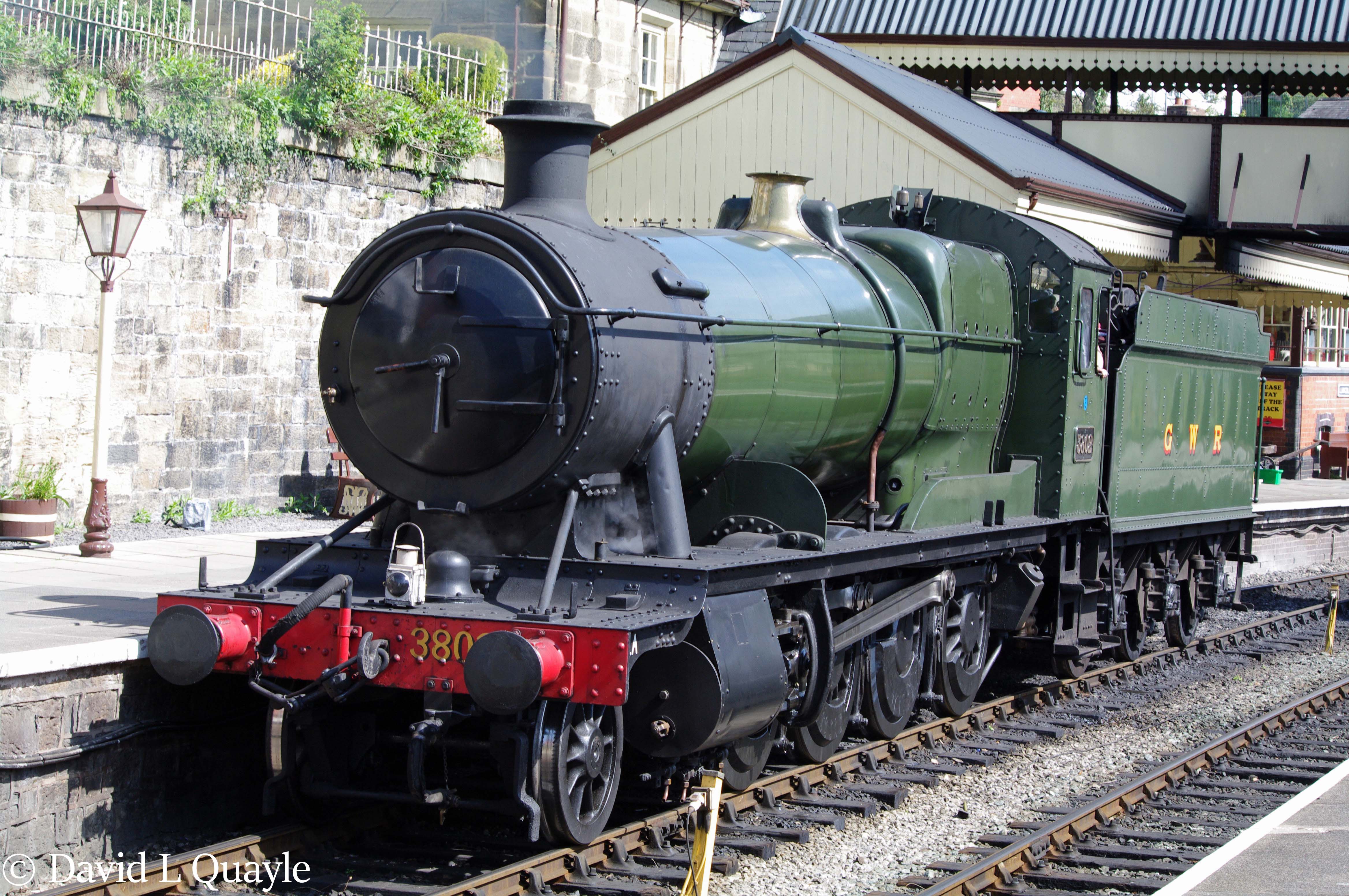 This image has an empty alt attribute; its file name is 3802-at-llangollen-april-2011-m.jpg