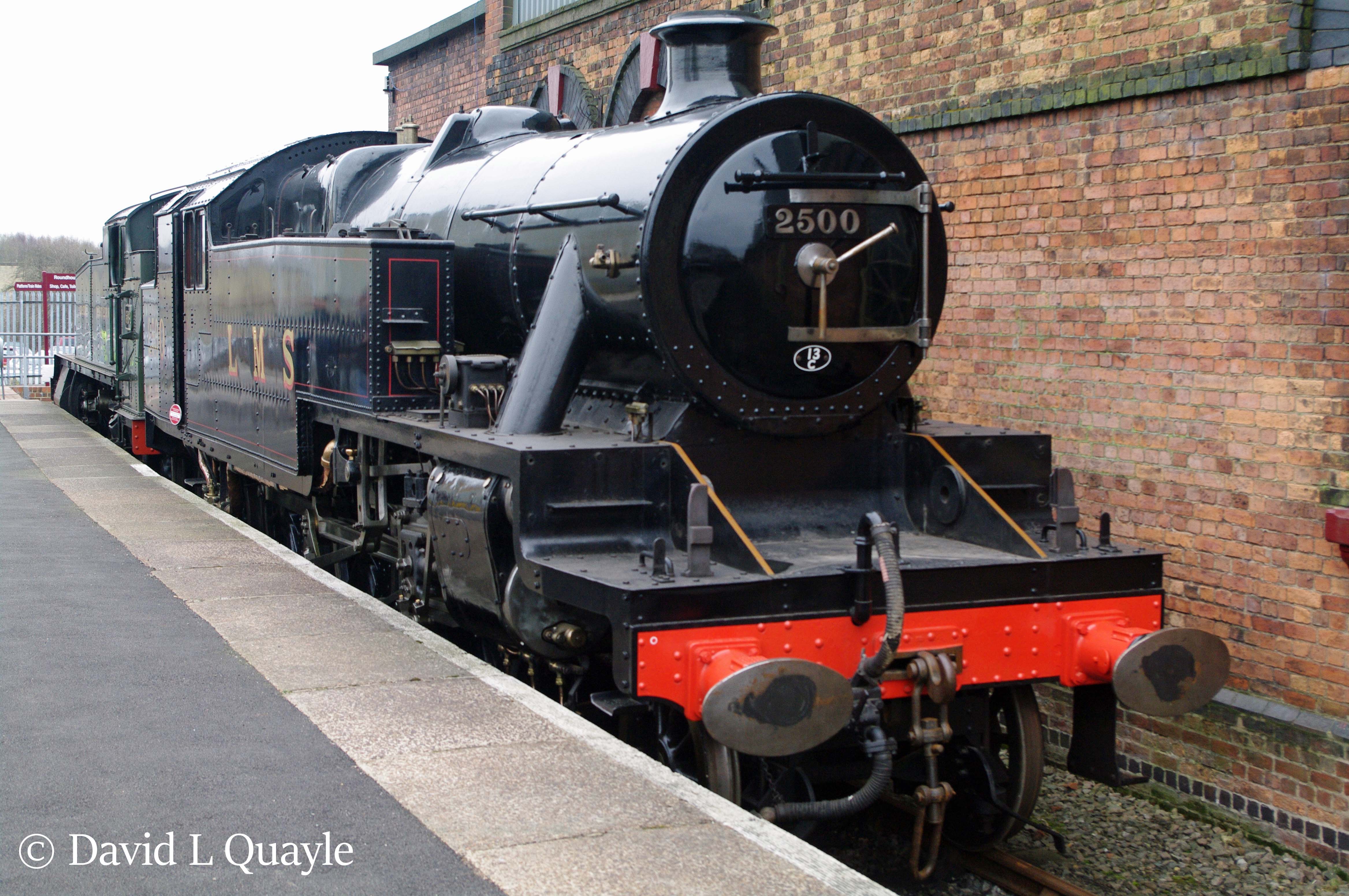 This image has an empty alt attribute; its file name is 42500-at-barrow-hill-roudhouse-march-2015.-the-locomotive-behind-42500-is-5164.jpg