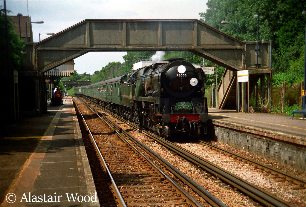 This image has an empty alt attribute; its file name is 35005-canadian-pacific-passes-through-bearsted-station-en-route-to-asford-late-1990s.jpg