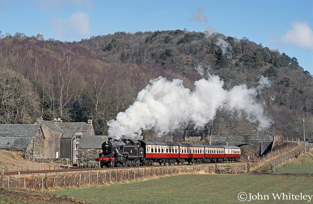 This image has an empty alt attribute; its file name is 42085-leaving-newby-bridge-on-the-lakeside-haverthwaite-railway-e28093-march-2005-.jpg