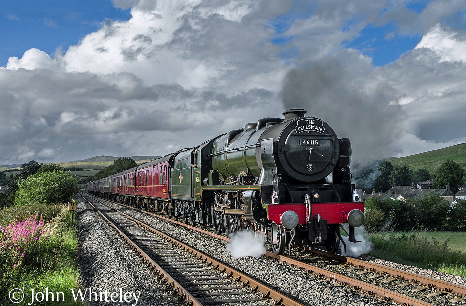 This image has an empty alt attribute; its file name is 46115-scots-guardsman-heads-towards-blackburn-with-the-return-fellsman-august-2017.jpg