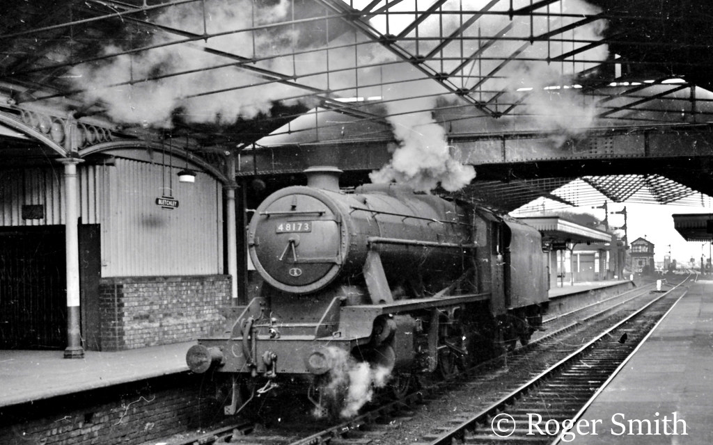 This image has an empty alt attribute; its file name is 48173-running-light-engine-through-bletchley-april-1960.jpg