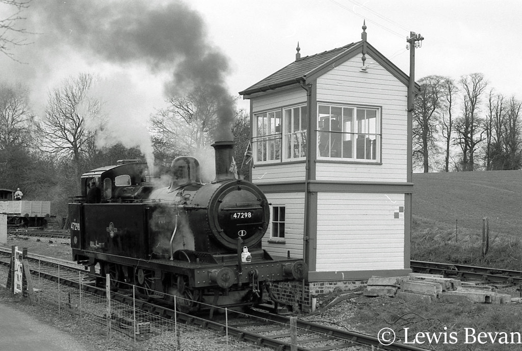 This image has an empty alt attribute; its file name is 47298-at-pitsford-on-the-northampton-and-lamport-railway-at-the-grand-opening-of-the-line-march-1996.jpg