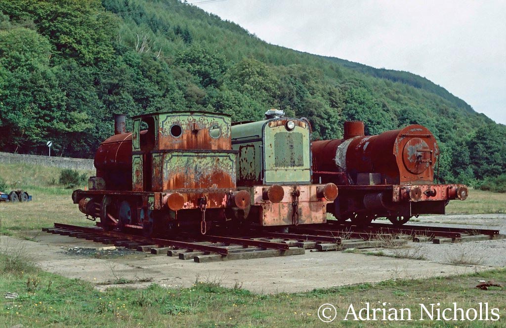 This image has an empty alt attribute; its file name is ae-1680-on-the-left-at-the-vale-of-neath-railway-society-at-abergarwed.-on-the-right-is-ae-2008-which-was-cut-up-for-scrap-in-1990-sept-1989-.jpg